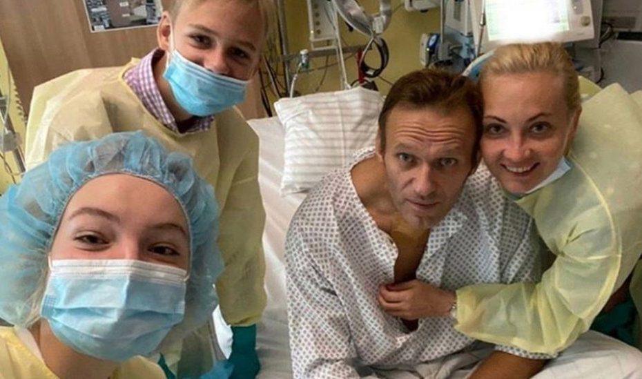 Alexei Navalny's Aides Say 'Nerve Agent' Found on Bottle in Hotel Room