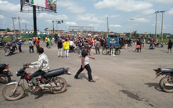 BREAKING: #ENDSARS Protesters Lock Down Osogbo