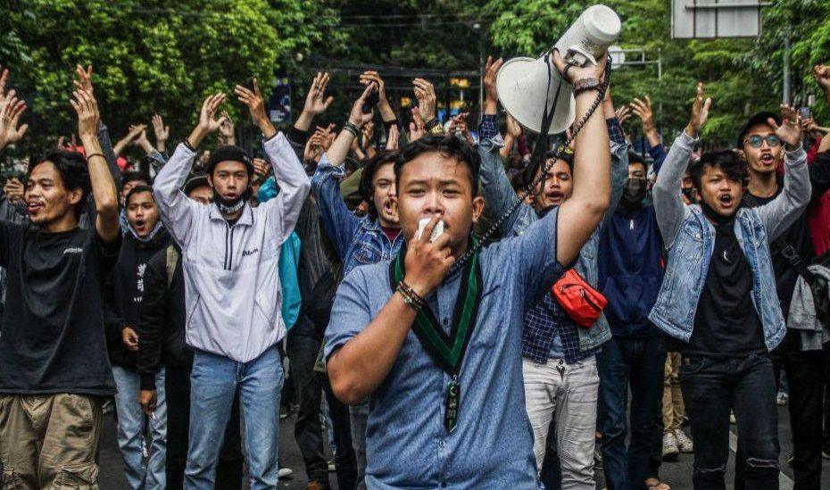 Indonesia: Thousands protest against 'omnibus law' on jobs
