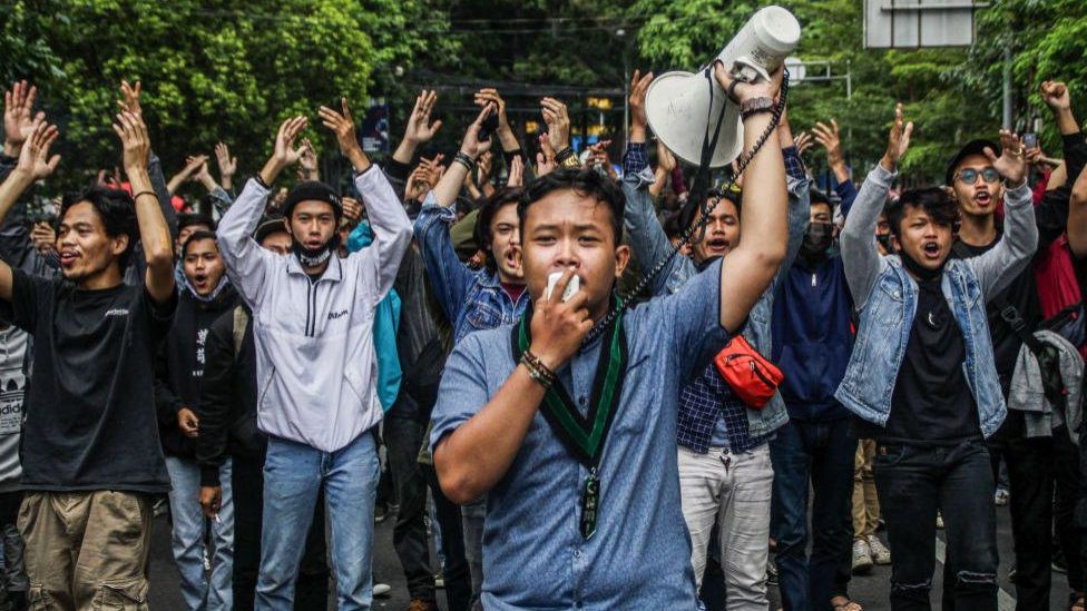 Indonesia: Thousands protest against 'omnibus law' on jobs