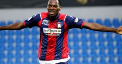 Nigeria striker Nwankwo set to join Tottenham