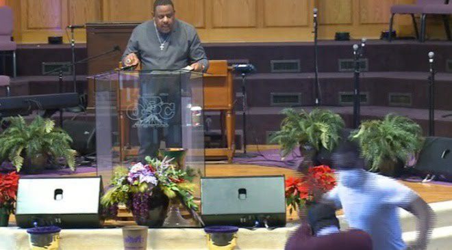 USA: Fight breaks out in church while Pastor was preaching (video)