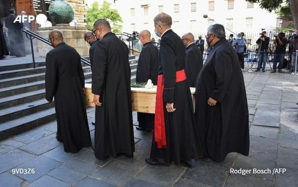 South Africa: Desmond Tutu's body lies in state in his old cathedral (photos)