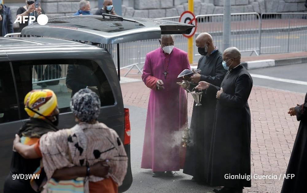 South Africa: Desmond Tutu's body lies in state in his old cathedral (photos)