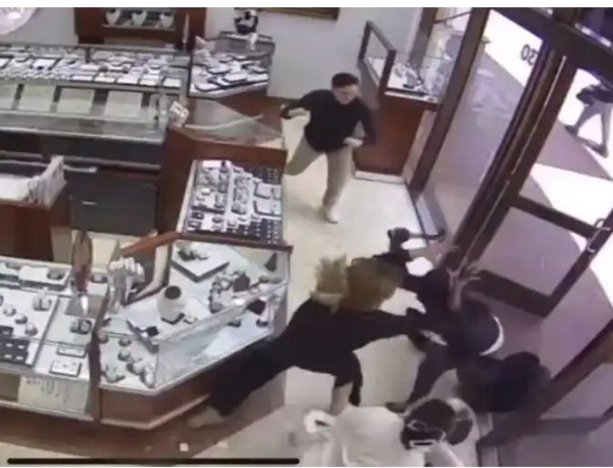 'Smash-Grab' robbers gets their ass whooped by jewelry store employees(video)