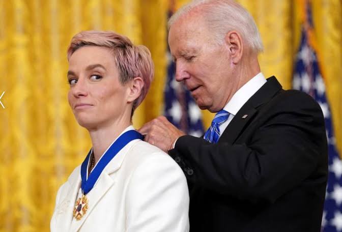 Megan Rapinoe pays tribute to Brittney Griner while receiving Presidential Medal of Freedom from Joe Biden
