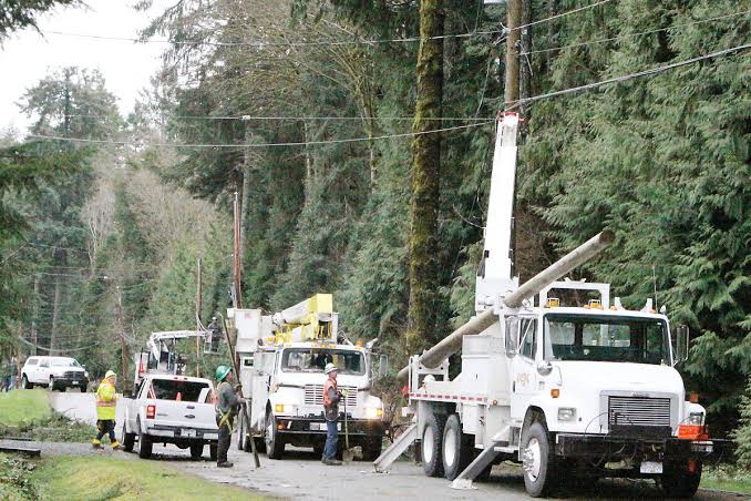 Massive power outage caused by heavy 'wind storm' hits over 40,000 homes in Nanaimo & Oceanside after