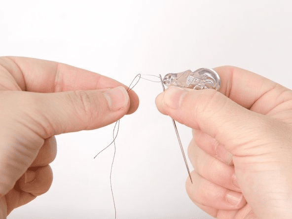 Guide on How to Insert a Sewing Thread Through a Needle and Tie a Knot