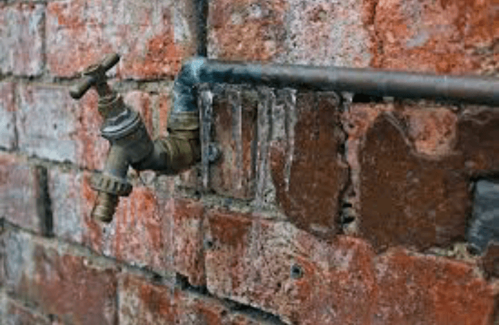 how to keep outdoor water pipes from freezing DIY