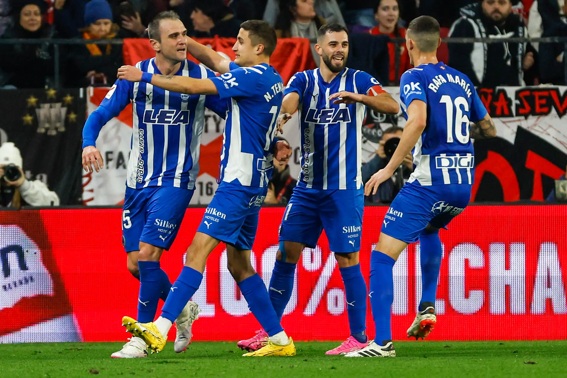 Alaves Beat Sevilla 3-2