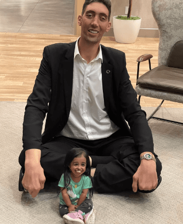 World’s Tallest Man Reunites With Shortest Living Woman Who Can Nearly Fit in One of His Shoes