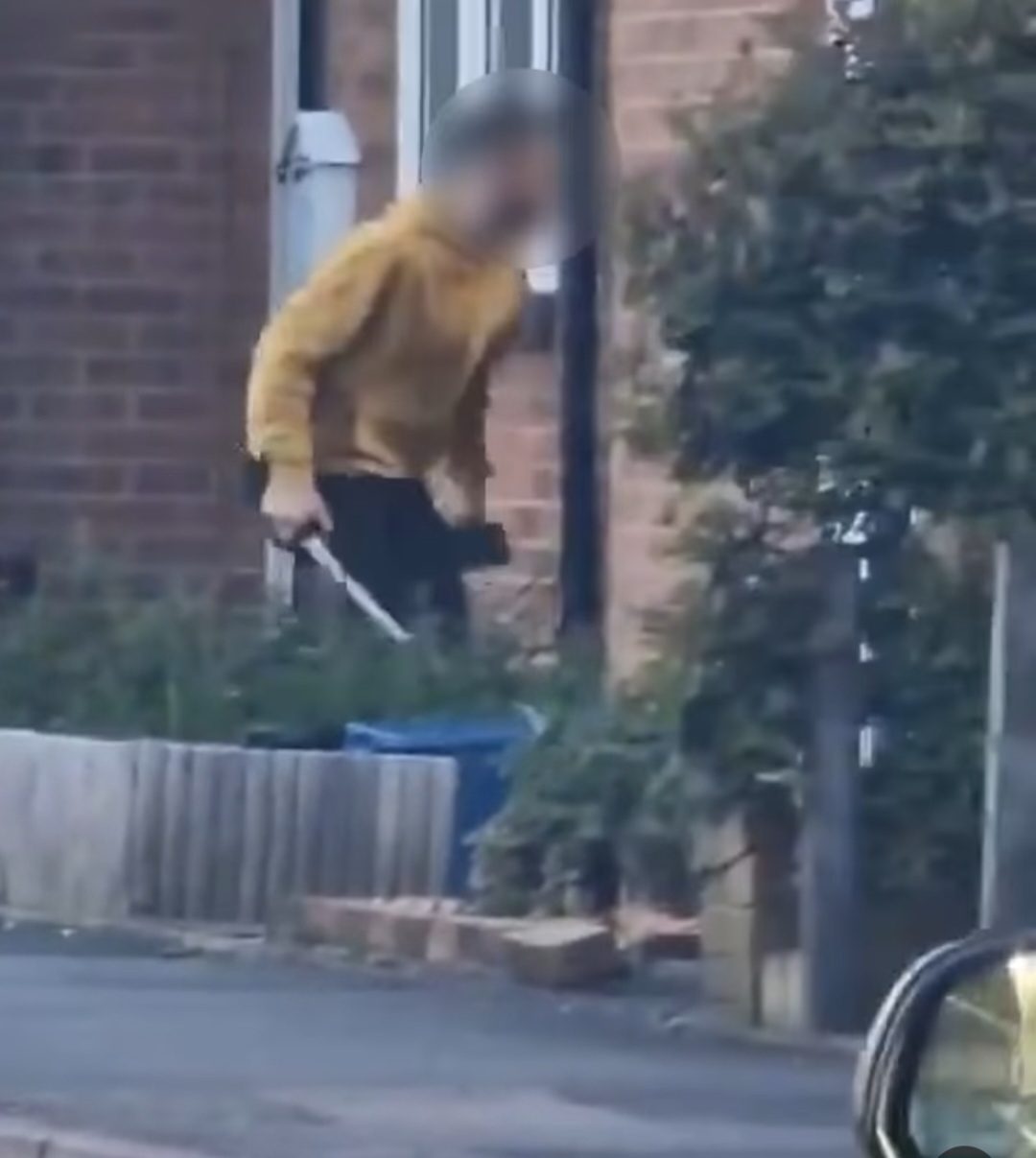 Man wielding sword arrested in East London after attacking people and leaving 5 injured (video)